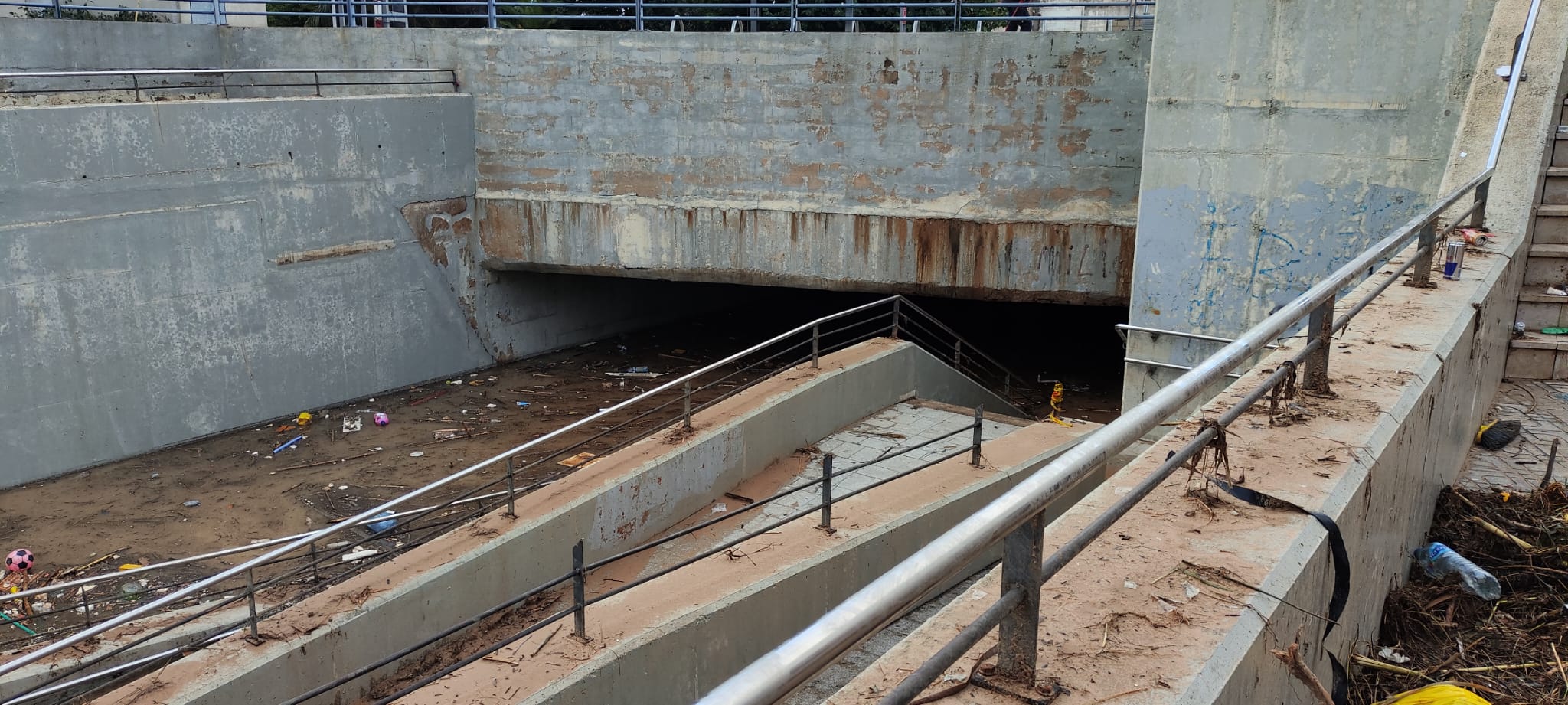 Puente debajo de la estación de Algemesí inundado en la DANA